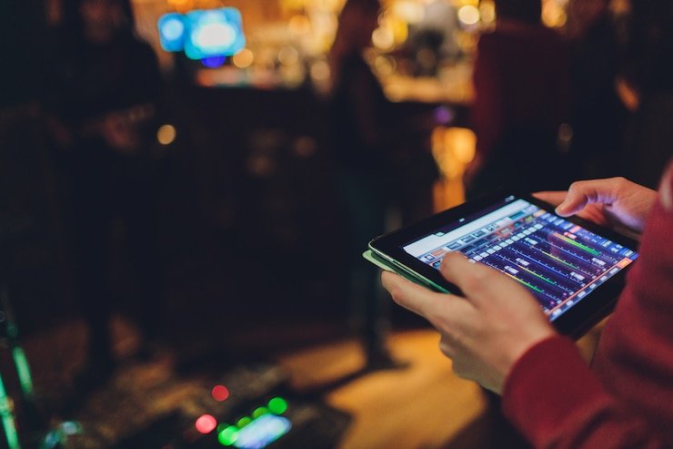 Pengguna mobile membaca keunggulan platform